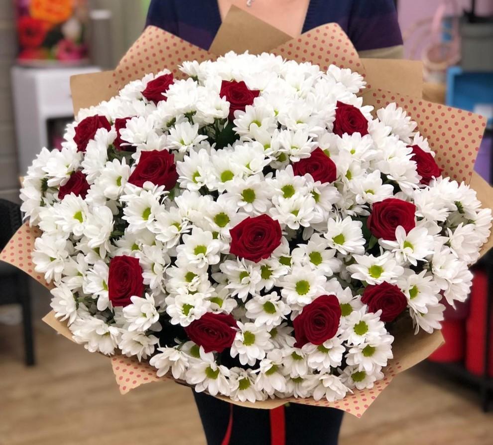Букеты из белых хризантем и красных роз
